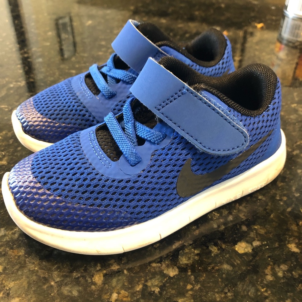 Like new Toddler Nike free run tennis shoes 9c